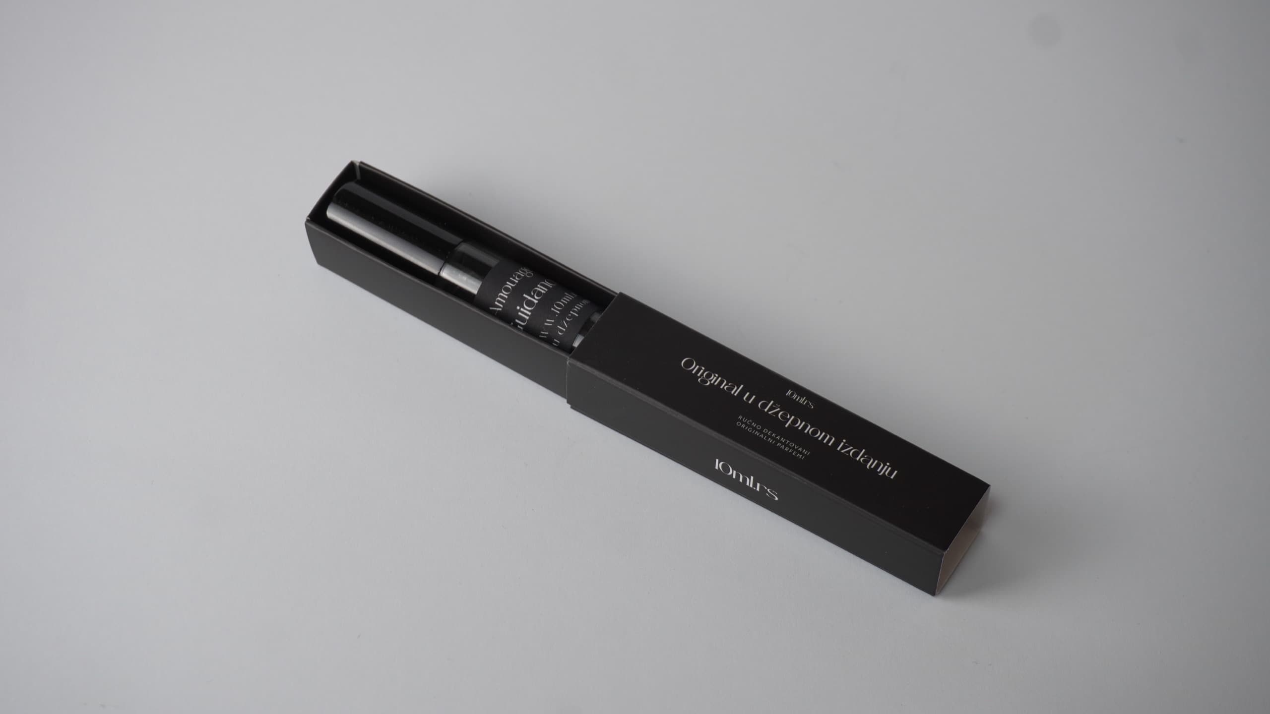 Otvorena 10ml.rs kutijica sa dekantom od 10 ml unutra