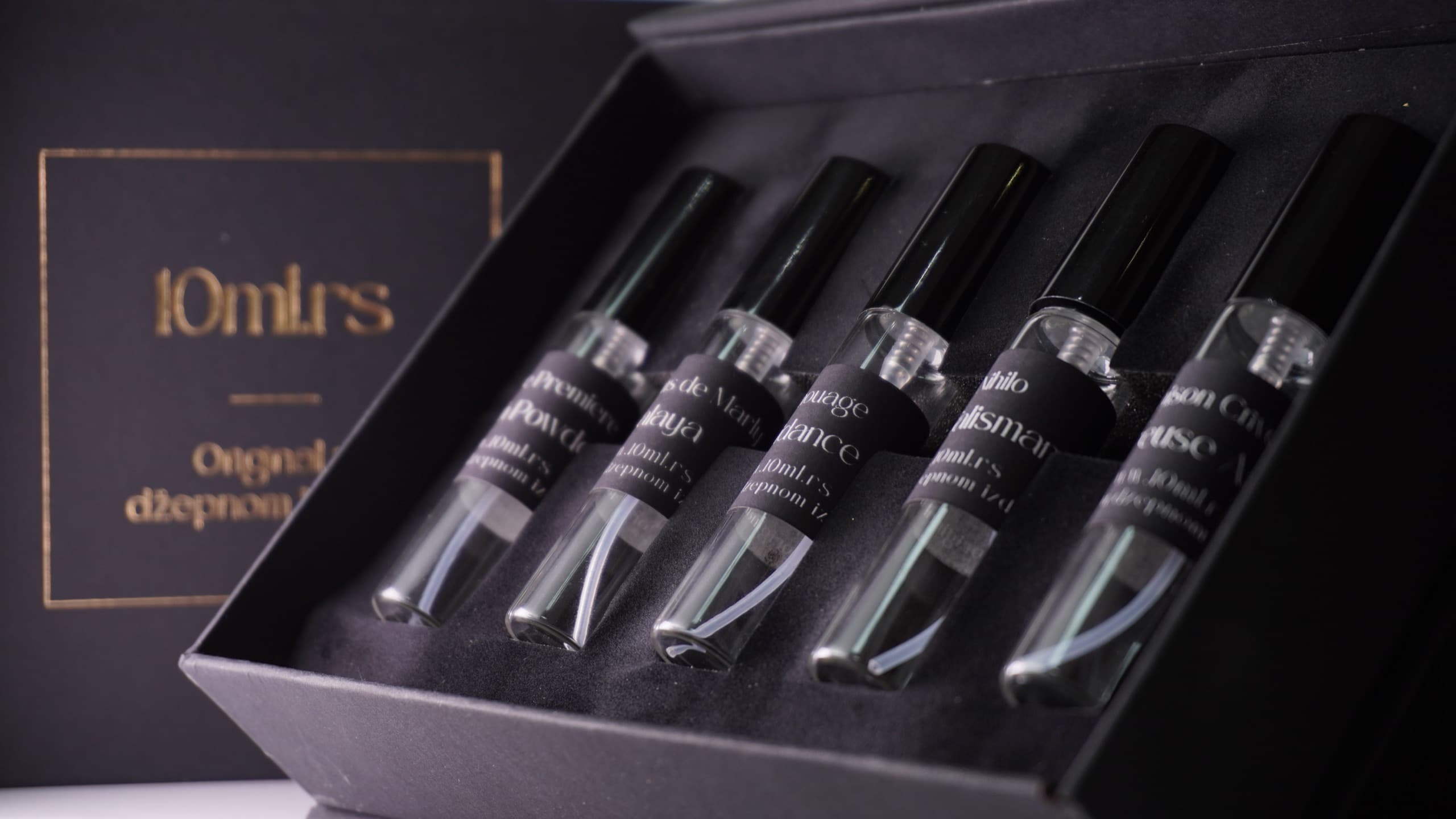 Otvorena 10ml.rs kutija sa pet dekanta od 10 ml